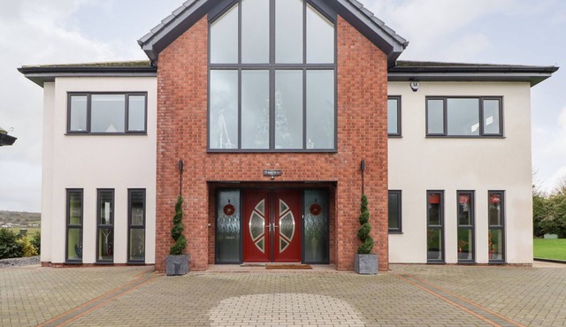 TY MARLYN, pet friendly, luxury holiday cottage in Crofty