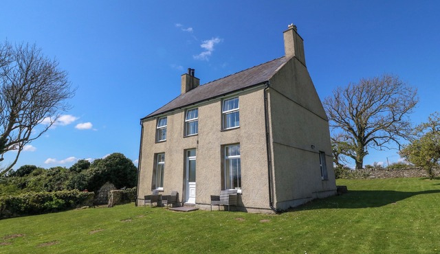 TY MAWR, pet friendly, with open fire in Llanddaniel Fab