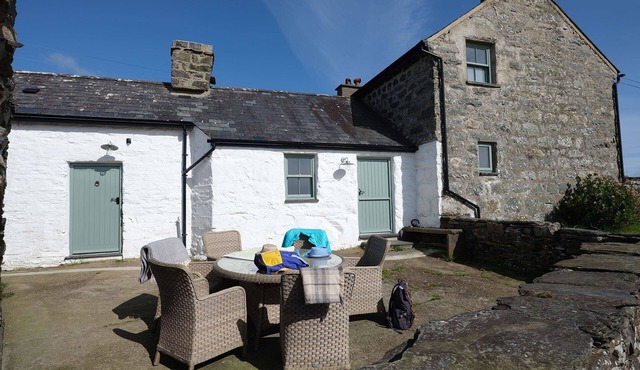 TY MAWR PORTHMADOG, pet friendly, with open fire in Porthmadog