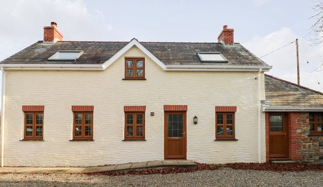 TY MELYN, pet friendly, character holiday cottage in Boncath