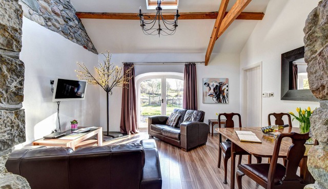 Ty Menai - Two Bedroom House, Sleeps 4