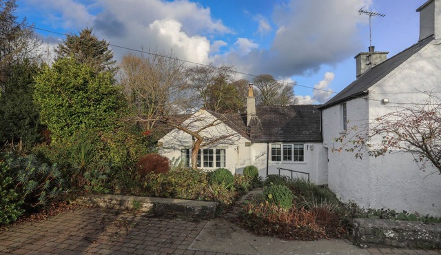 TY'N LON, pet friendly, character holiday cottage in Brynrefail