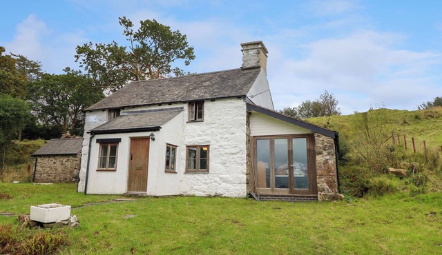 TY NEWYDD UCHAF, pet friendly, character holiday cottage in Dolgellau