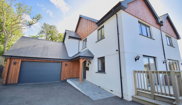 TY NI, pet friendly, luxury holiday cottage, with hot tub in New Quay