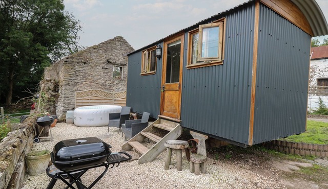 TY OLWYN BACH, pet friendly, with a garden in Tal-Y-Bont-On-Usk