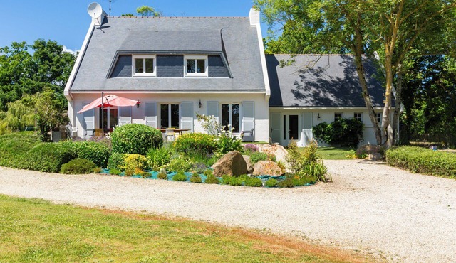 Ty Pierre, large house, 15 people, 15 beds, in magnificent grounds, near the village