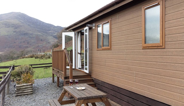 Ty Pren: Cosy Lodge with Panoramic Windows & Mountain Views