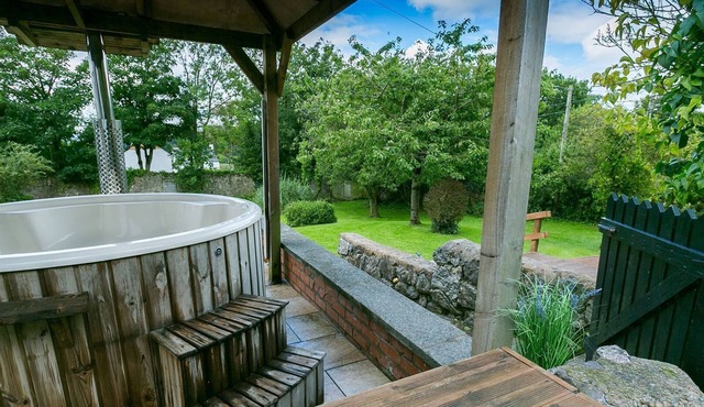 Ty'r Ardd - a ground floor bedroom that sleeps 7 guests in 4 bedrooms