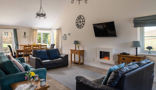 Ty r Efail - Three Bedroom Cottage, Sleeps 8