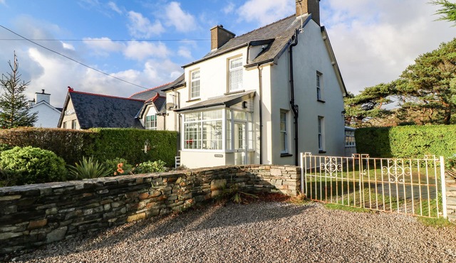 TY'R YSGOL, pet friendly, luxury holiday cottage in Morfa Bychan