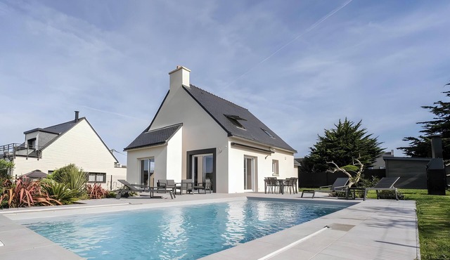 Ty Rhuys Holiday Home with Private Pool, Large Garden, and Beach 300m Away