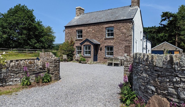 TY SINSIR, pet friendly, character holiday cottage in Crickhowell