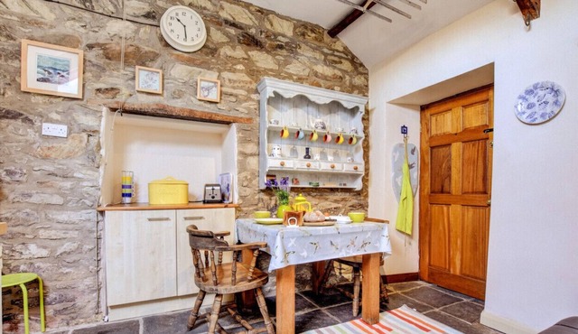 Ty Solfach - One Bedroom House, Sleeps 2