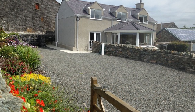 TY TOP, pet friendly, with open fire in Llanfaethlu
