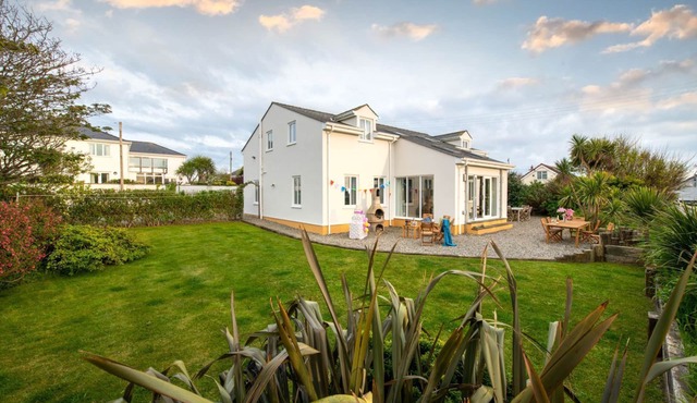 Ty Traeth: 5‑Bed Family Retreat Sleeping 10 in Rhosneigr | Managed by Anglesey Holiday Lettings