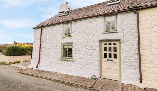 TY TWT, pet friendly, country holiday cottage in Llanon