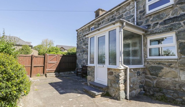 TY UCHAF, family friendly, with a garden in Dyffryn Ardudwy