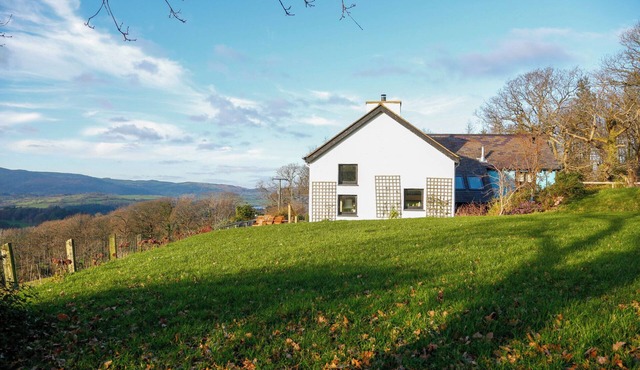 TY UCHAF, pet friendly, character holiday cottage in Eglwysbach