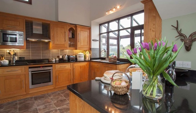 Tyan - luxury pet friendly cottage with stunning views