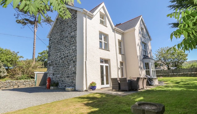 TYDDYN GORONWY, family friendly, luxury holiday cottage in Talybont