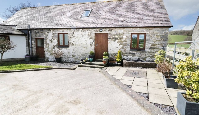 TYDDYN ISA, family friendly, with open fire in Denbigh