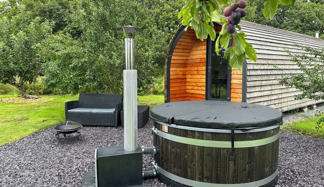 TYDDYN PARTHLE POD 1, romantic, with hot tub in Bontnewydd, Gwynedd