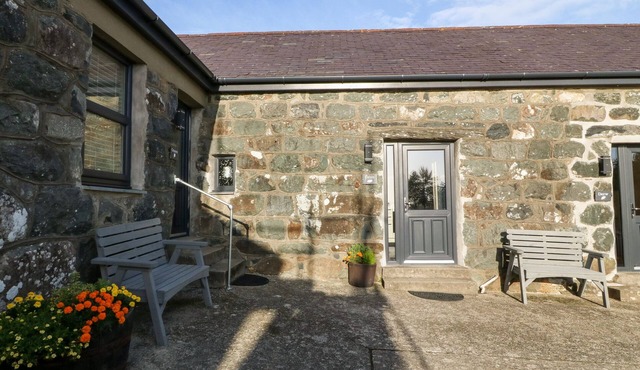 TYDDYN SIANEL - CELYN, romantic, country holiday cottage in Criccieth