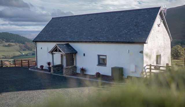 TYN LLWYN BARN, pet friendly, luxury holiday cottage in Llangollen
