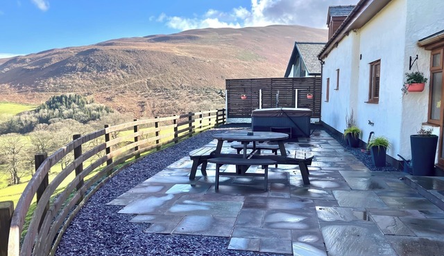 TYN LLWYN, pet friendly, with hot tub in Glyndyfrdwy