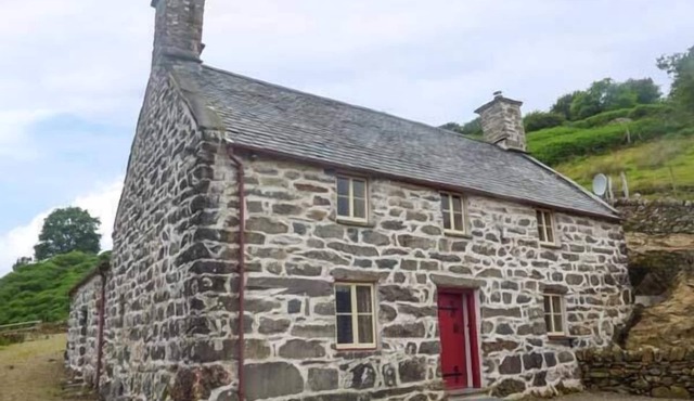 TYN LLWYN, pet friendly, character holiday cottage in Llanelltyd