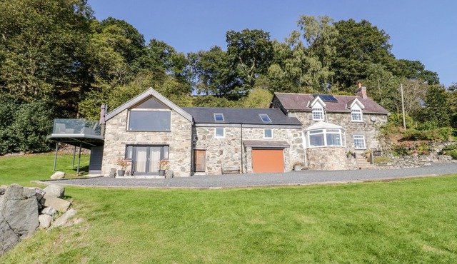 TYN LLWYN, pet friendly, character holiday cottage in Pencoed