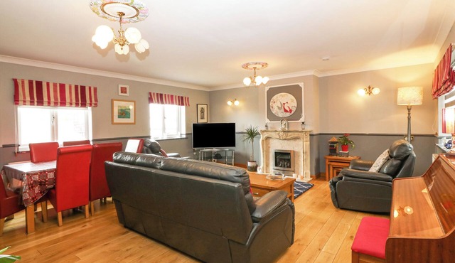 TYN RALLT ICE CREAM FARM, family friendly, with hot tub in Newborough