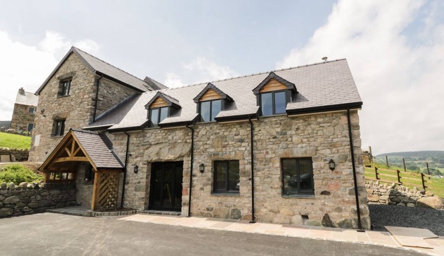 TYN Y CELYN ISAF, with hot tub in Ruthin