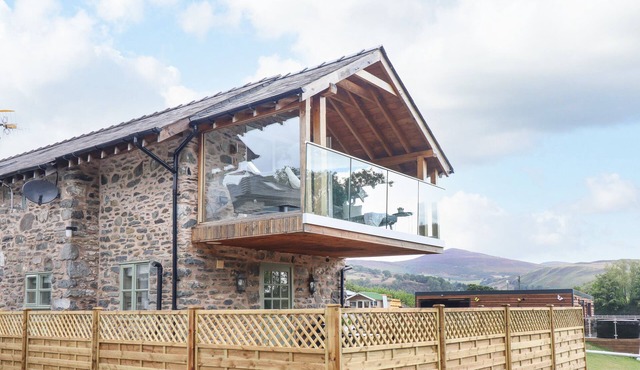 TYN Y CEUBREN BACH AT EVELYNS RETREAT, pet friendly in Glyndyfrdwy