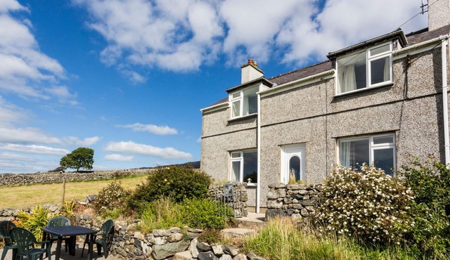 TYN Y GORLAN, pet friendly, country holiday cottage in Criccieth