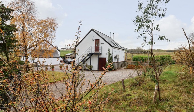 TYN-Y-MYNYDD BACH, with open fire in Halkyn