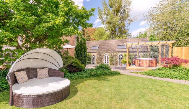 Tyndale House - sleeps 16 guests in 6 bedrooms