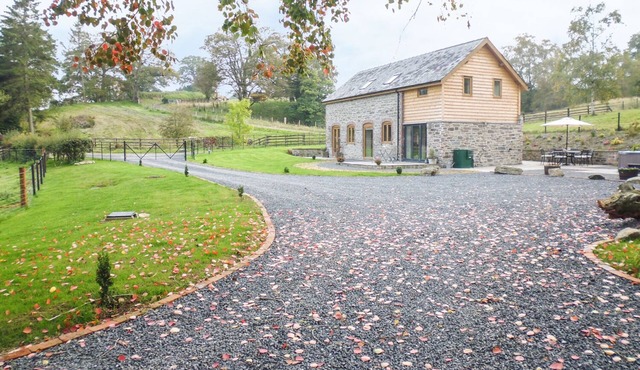TYNDDOL BARN, family friendly, with hot tub in Llanbadarn Fynydd