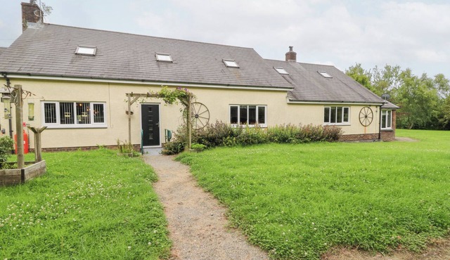 TYNEWYDD FIELDS, pet friendly, with pool in Cross Inn