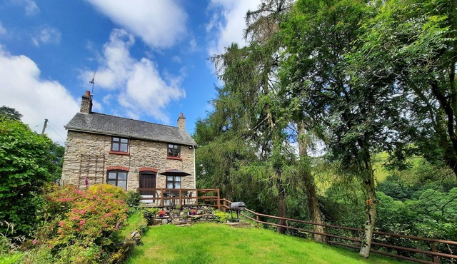 TYNLLWYN HOLIDAY HOME, pet friendly in Llanrhaeadr-Ym-Mochnant