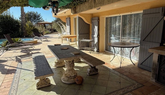 Type 2 apartment in the heart of the Provencal countryside with swimming pool and parking lot