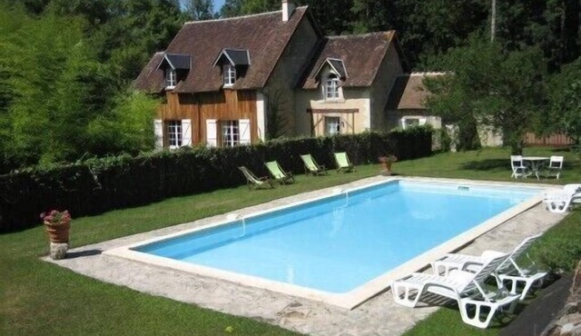 Typical house in the middle of the woods. private pool. 4 *