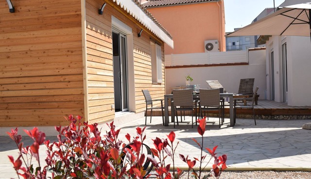 Typical BEACH HOUSE - 4 bedrooms 3 bathrooms - beach 160m away - private parking and garden