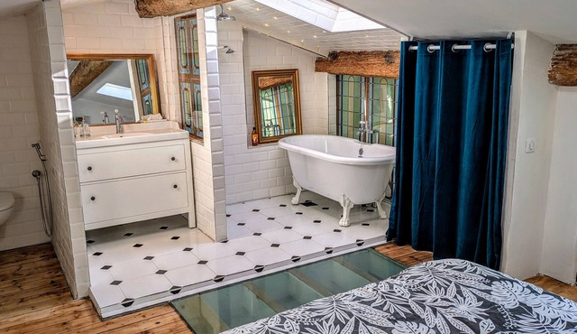 Typical Bordeaux House 1850 – Spacious, well-equipped, near Bordeaux, with gym and pool table