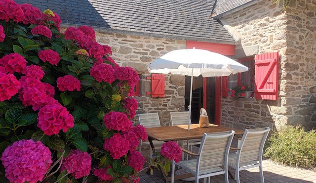 Typical Breton house at 0.50m from the beach with sea view and Batz upstairs.