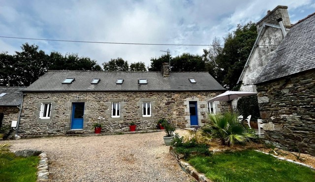Typical Breton house in the Lannion region between sea and countryside in a quiet location