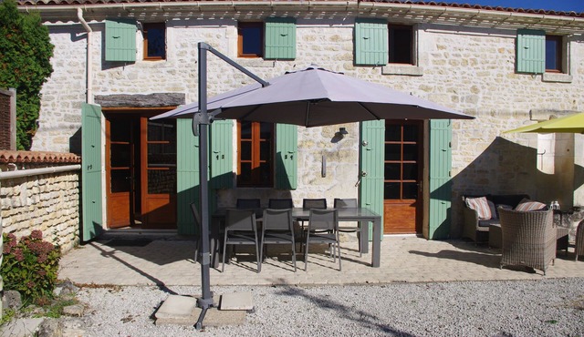 Typical Charentaise farmhouse with pool, Saint-Savinien
