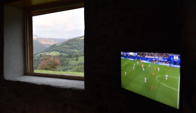 Typical converted barn, breathtaking view of the Pic du Midi and the Pyrenees.