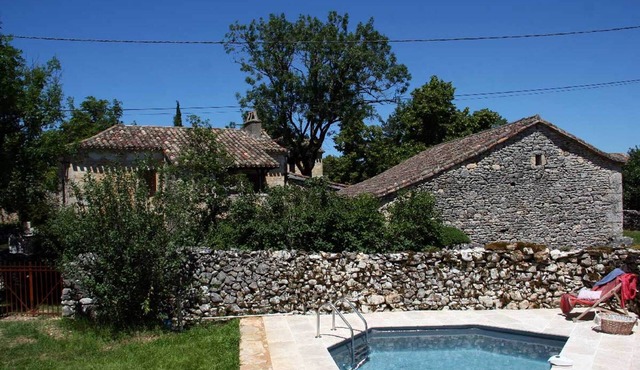 *Typical detached house with swimming pool and garden LA TUILE A LOUPS*
