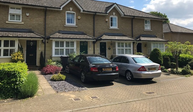 Typical English house with private sunny garden close to central London